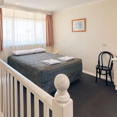 Coachman Hotel Motel Queen Upstairs Room 2a